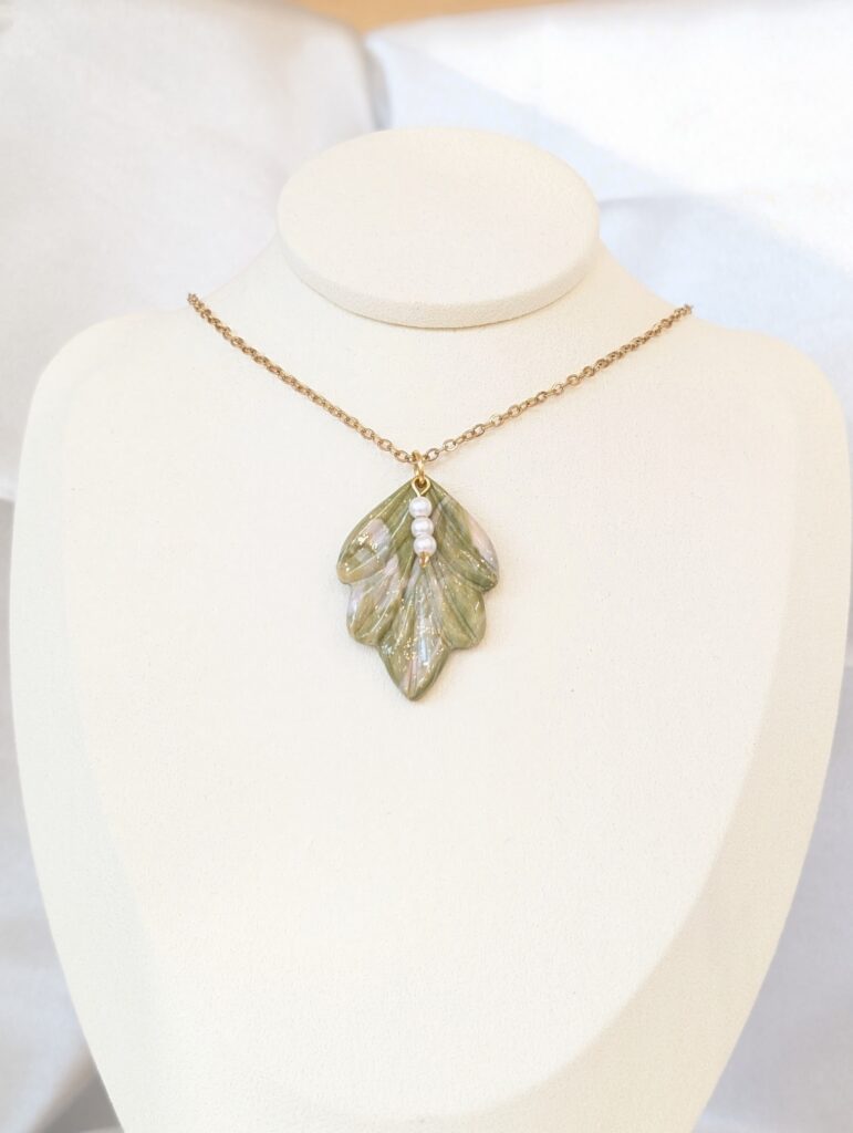 Collier chaine doree avec pendentif feuillage vert olive marbre et perles nacrees Hadassa Olivier Oria