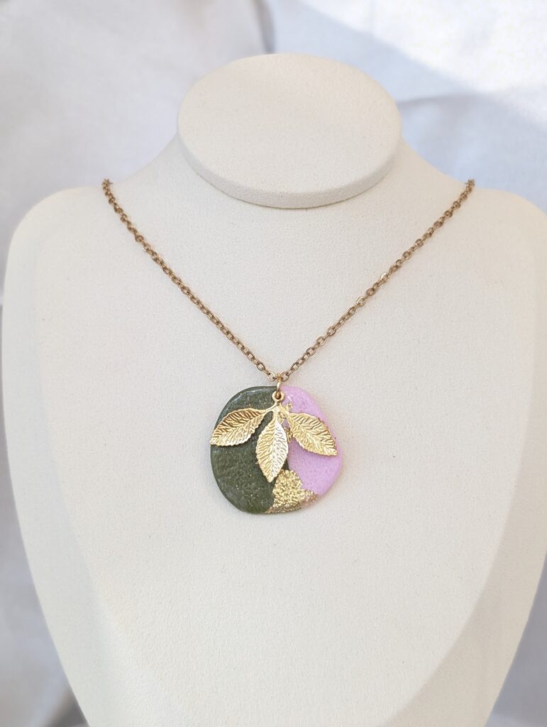 Collier chaine doree avec medaillon galet vert olive rose lilas feuille d or et rameau dore Naomi Rameau Oriah