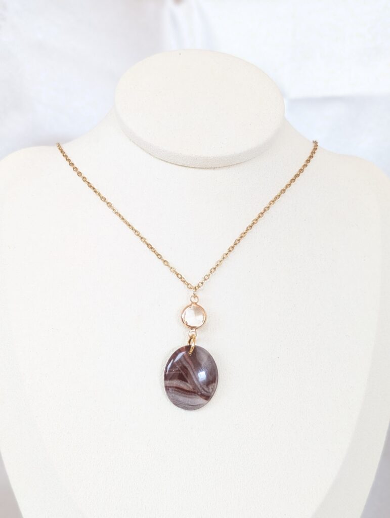 collier-elia-cappuccino-pendentif-ovale-marbre-moka-dore-oriah