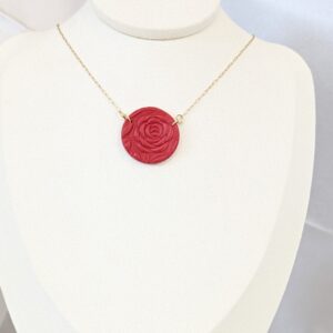 Collier chaine plaque or 24k avec medaillon rond rouge rose sculptee Solea Roselia Oriah