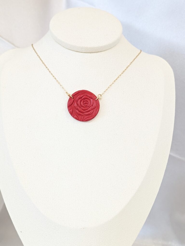 Collier chaine plaque or 24k avec medaillon rond rouge rose sculptee Solea Roselia Oriah
